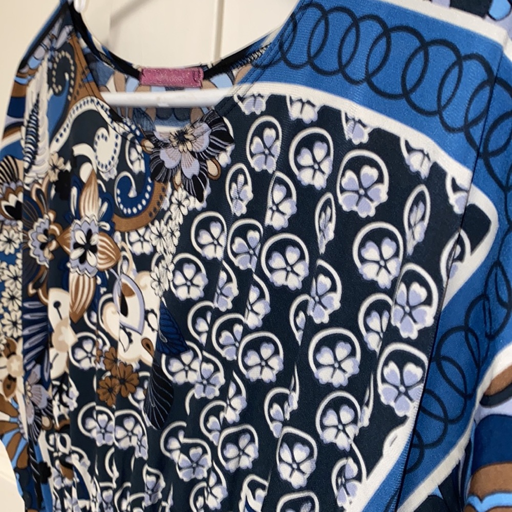 Julie’s Closet Medium Short Sleeve Blouse - Picture 9 of 10